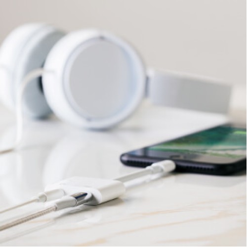 מתאם Belkin RockStar – חיבור Lightning לאודיו 3.5 מ"מ + טעינה (לבן)